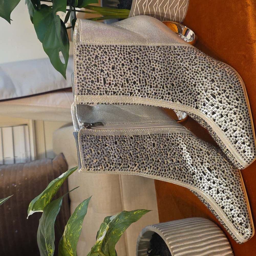 NWY LADY COUTOURE  Silver Ankle Boots with Geometric Heel - Picture 2 of 9